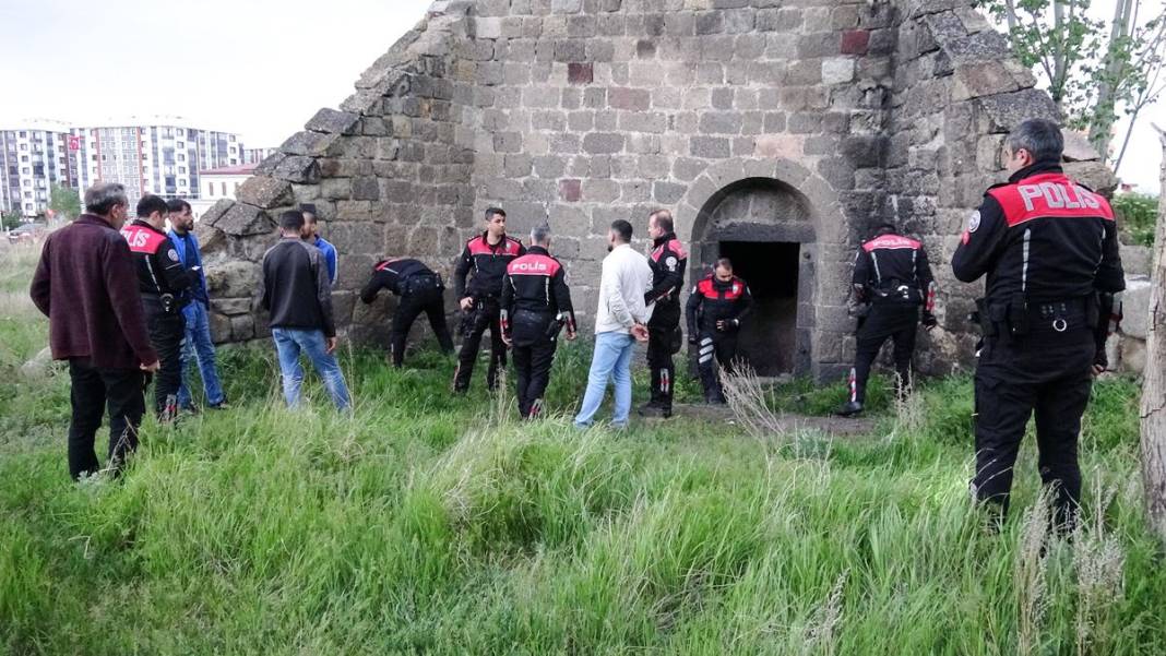 Poşetten çıkanlar, polisi bile şoke etti! Aranan şüpheli otluk alanda böyle yakalandı, ilk sözleri şaşırttı 1